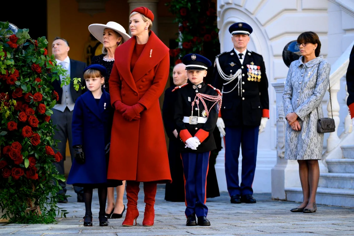 Printesa Charlene si Printul Albert de Monaco, impreuna cu Printul Jacques, Printesa Gabriela, Printesa Caroline de Hanovra si Printesa Stephanie de Monaco de Ziua Nationala a Principatului Monaco Palais Princier