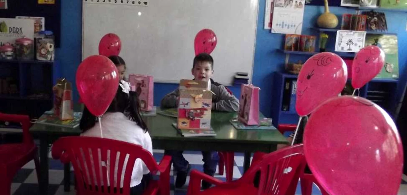 Prima lecţie pentru elevii de clasa I de la şcoala „I. C. Brătianul” din Constanţa FOTO Mariana Iancu