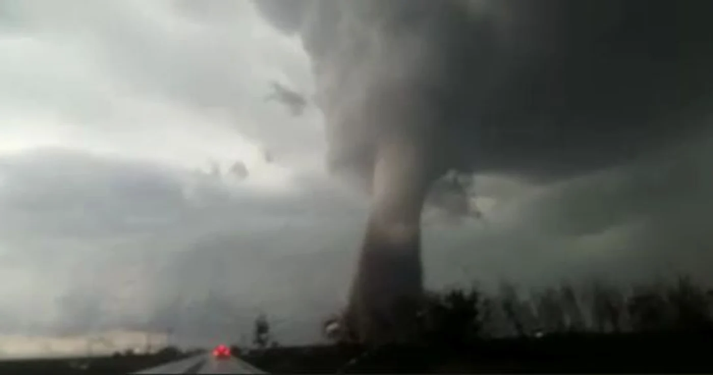 
    A fost surprins în imagini momentul în care tornada a „luat pe sus” autocarul cu pasageri Foto: Captură Video  