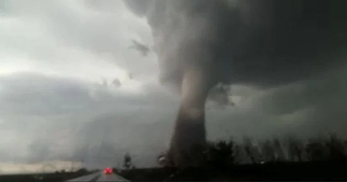 A fost surprins în imagini momentul în care tornada a „luat pe sus” autocarul cu pasageri Foto: Captură Video