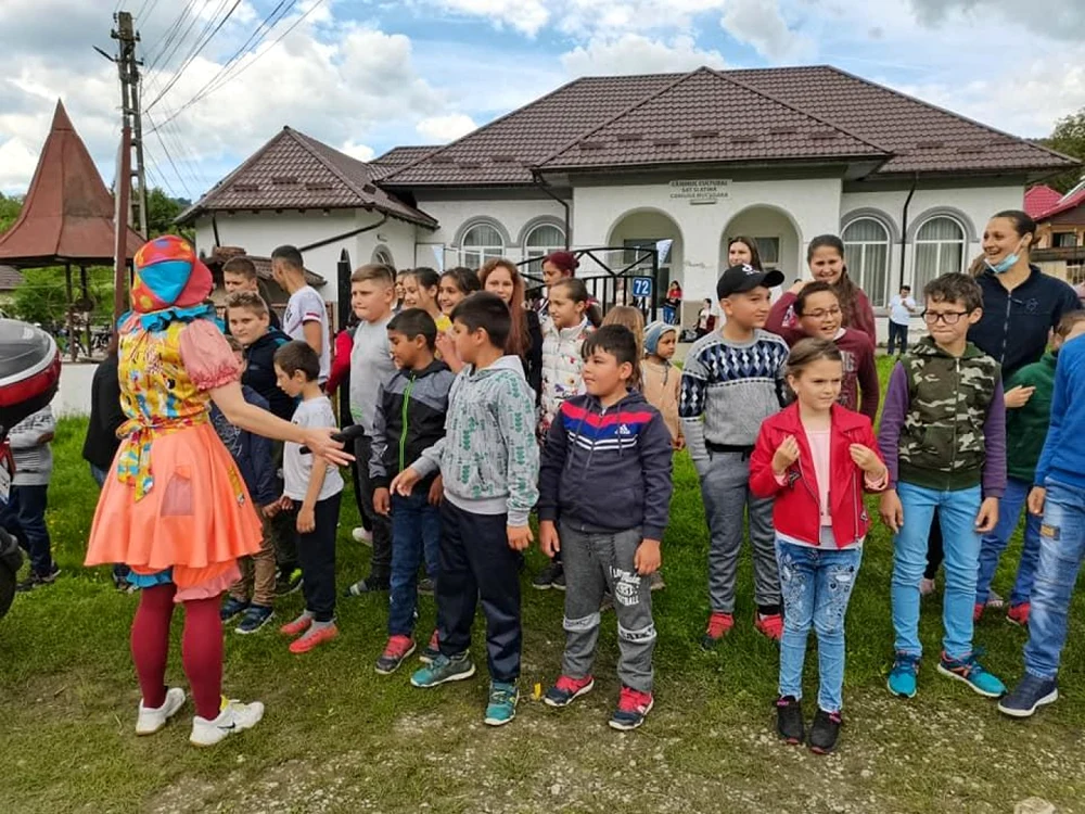 Copiii din medii defavorizate primesc minunea educaţiei prin tehnologie