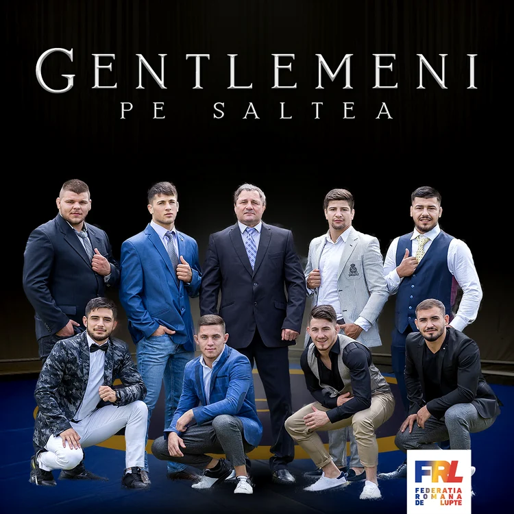 
    Componenții lotului de lupte greco-romane au pozat în costum pe salteaua de concursFoto: Federația Română de Lupte / Cosmin Mihalache  
