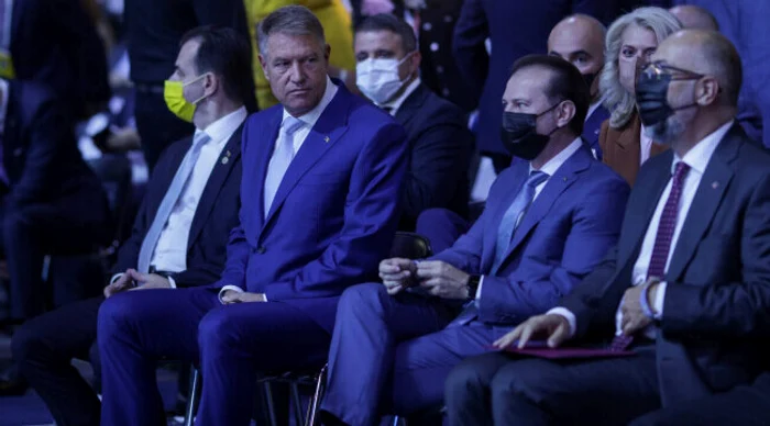 Klaus Iohannis nu a fost amendat după ce a fost fotografiat fără mască pentru că nu era de față nici un polițistFoto: Inquam Photos/ Octav Ganea