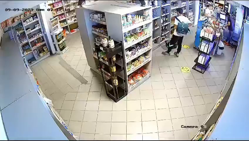 Hoț tupeist în fața camerelor de supraveghere: a stat minute în șir să aleagă „prada” cea mai scumpă VIDEO