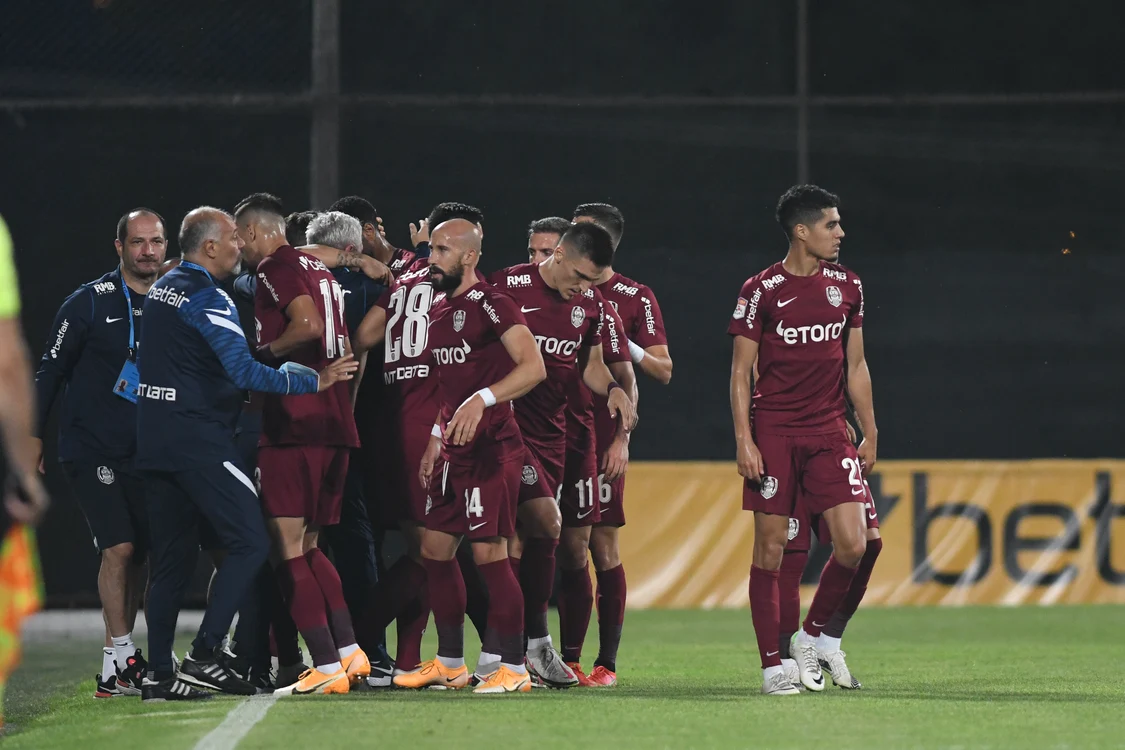 
    Jucătorii CFR-ului se felicită după golul victorios al lui PetrilaFoto: sportpictures.eu  