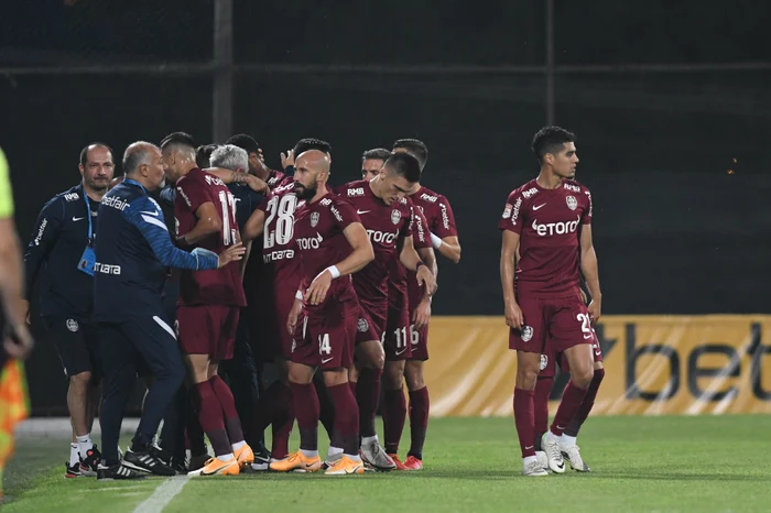 
    Jucătorii CFR-ului se felicită după golul victorios al lui PetrilaFoto: sportpictures.eu  