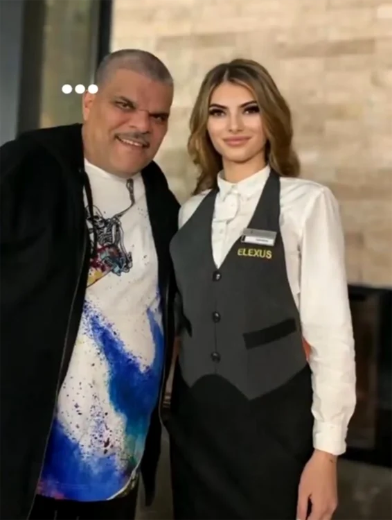 
    Luis Guzman şi fiul lui,  Cemi Guzman, s-au fotografiat  cu personalul şi cu turiştii din hotel   