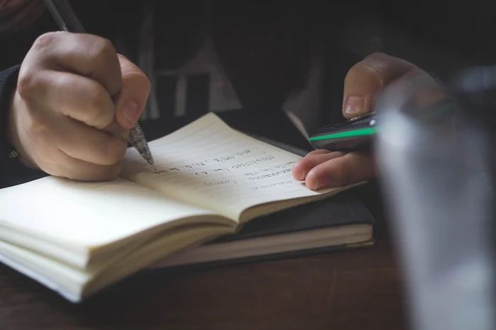  Un profesor spune că studenții se strâng în jurul telefonului și chicotesc la cursuri. FOTO Pixabay