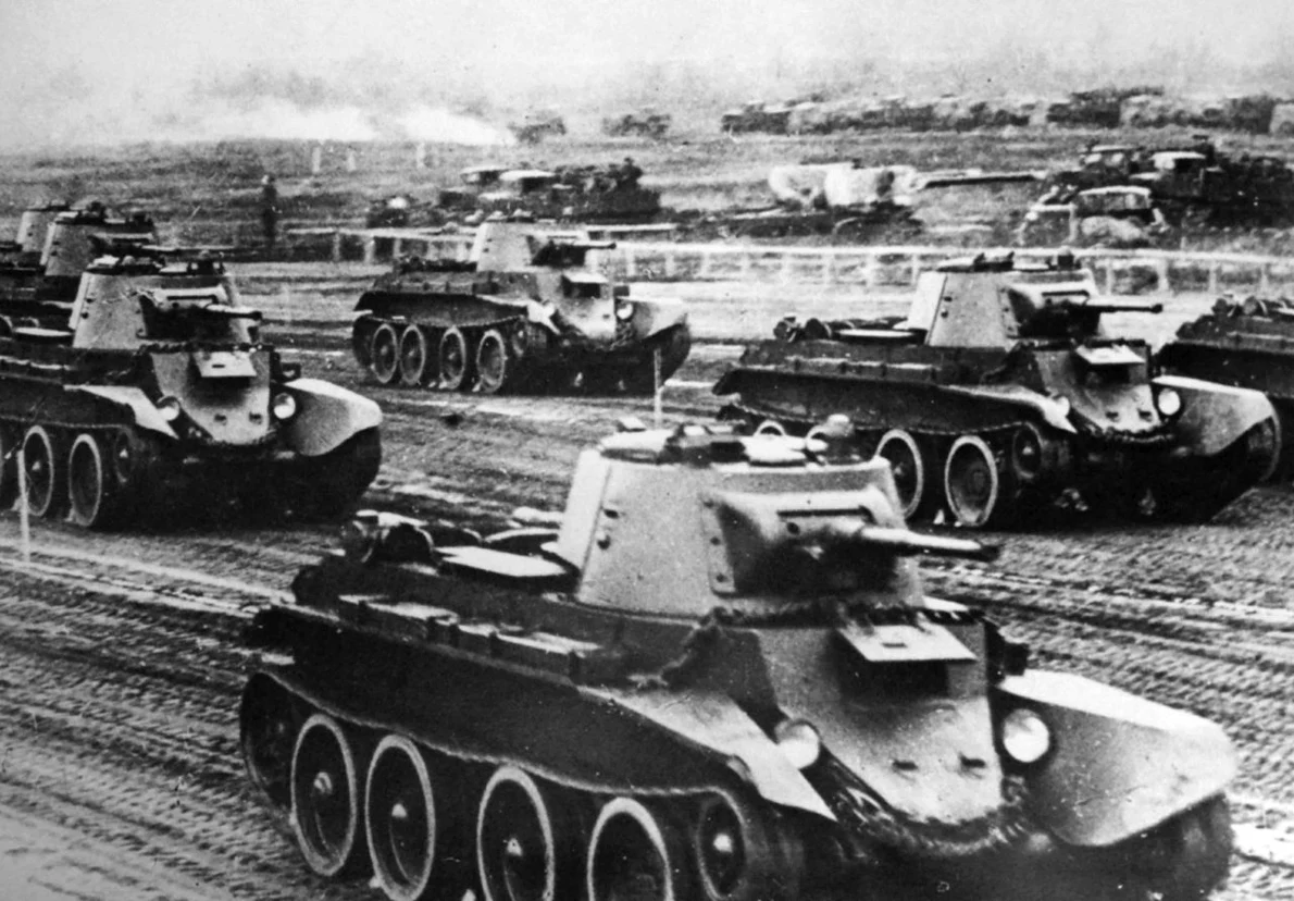 Coloană de tancuri sovietice (© Getty Images)