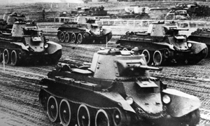 Coloană de tancuri sovietice (© Getty Images)