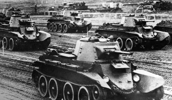 Coloană de tancuri sovietice (© Getty Images)