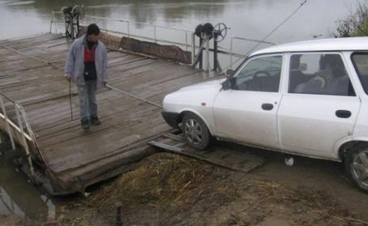 
    Pompierii au scos la mal şi masina  