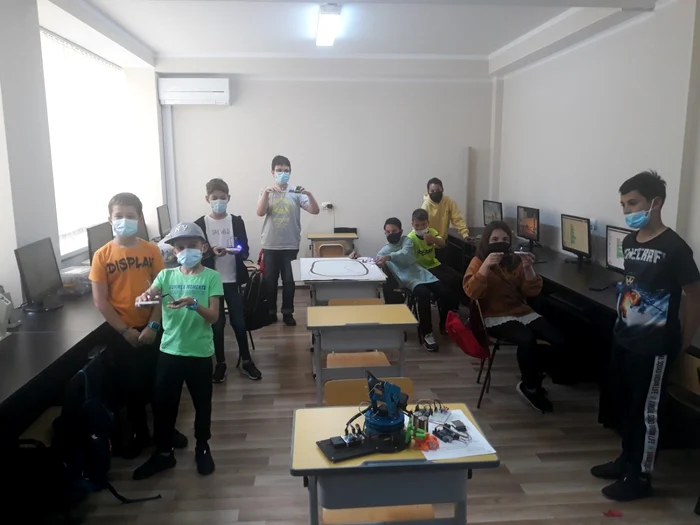 Cercul de robotică funcţionează în cadrul Palatului Copiilor Slatina de trei ani FOTO: arhiva personală Ion Teleşpan