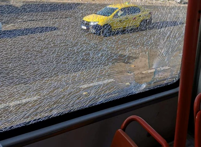 
    Un proiectil a intrat pe un geam și a ieșit pe geamul din partea opusăfoto: Digi24  