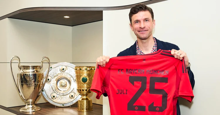 Thomas Muller a petrecut 25 de ani la clubul bavarez. Foto Facebook Bayern Munchen 