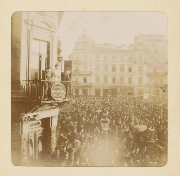 Fotografia premierului francez de la 1906, ilustrând o femeie într-unul dintre balcoanele Casei Capşa, iar în spate se distinge clădirea Grand Hotel du Boulevard FOTO gallica.bnf.fr