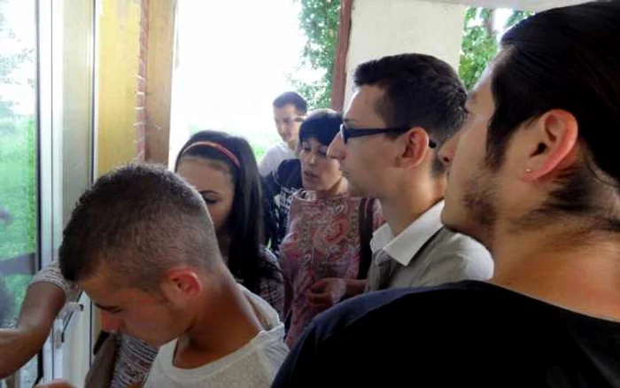 Elevii care au învăţat din greu la BAC 2013 mai primesc ceva în afară de rezultate: bani... (FOTO: Adevărul)