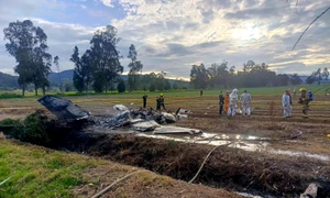 Şase persoane, printre care și un cunoscut artist columbian au murit în urma prăbuşirii unui avion de mici dimensiuni în centrul Columbiei FOTO X/@Leged45