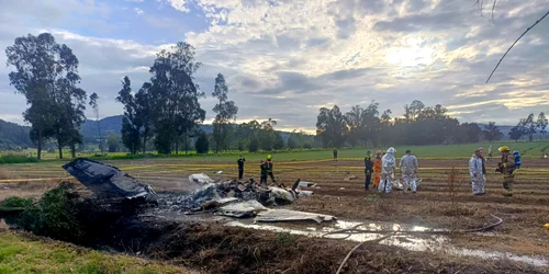 Şase persoane, printre care și un cunoscut artist columbian au murit în urma prăbuşirii unui avion de mici dimensiuni în centrul Columbiei FOTO X/@Leged45