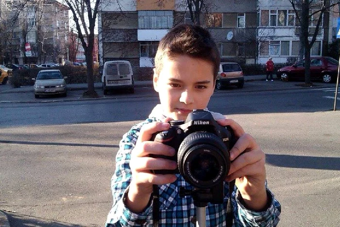 Selly filmând pentru vlogul său, în urmă cu 10 ani