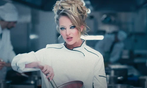 Delia Matache în bucătărie pentru clipul piesei Fă ți numărul cu Damian Drăghici   captură (1) png