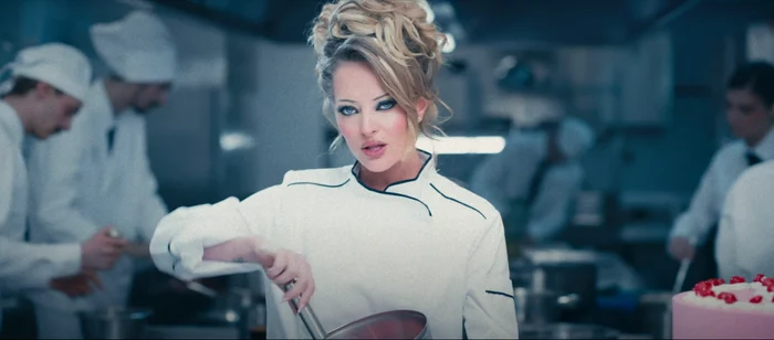 Delia Matache în bucătărie pentru clipul piesei Fă ți numărul cu Damian Drăghici   captură (1) png