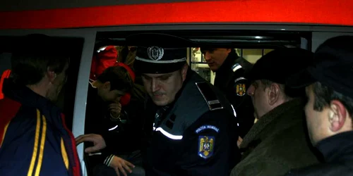 Echipa de negociatori a reuşit să salveze viaţa tânărului.