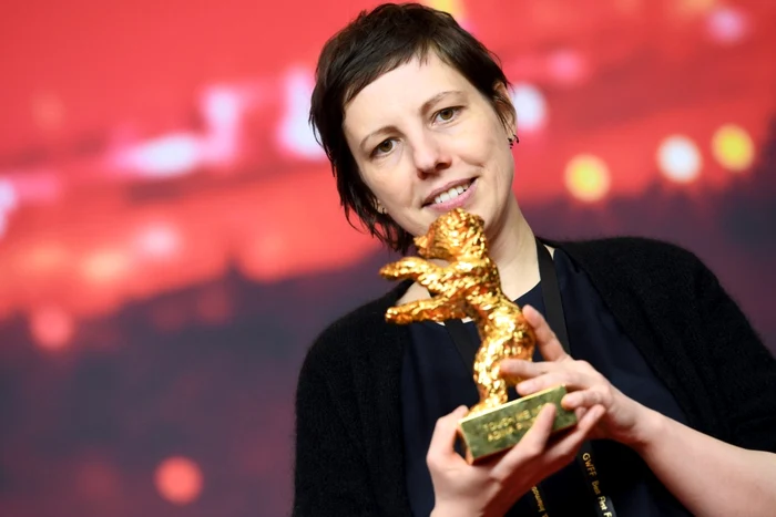 Regizoarea şi scenaristul Adina Pintilie deţine ursul de aur pentru cel mai bun film Nu mă atingeţi la Festivalului Internaţional de Film de la Berlin Germania FOTO Hepta Maurizio Gambarini 