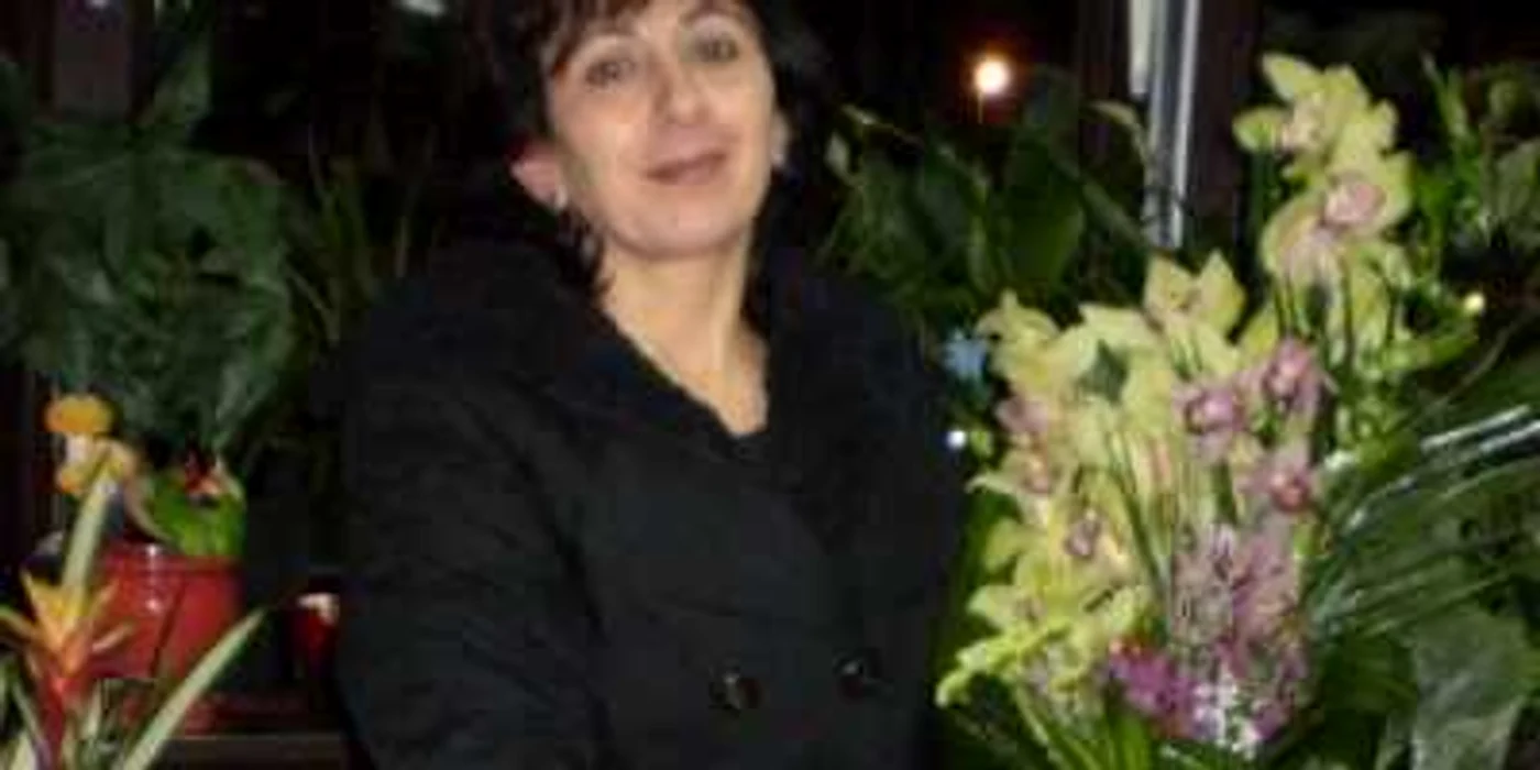 Slatina:Elena Păune face aranjamente florale la porţile spitalului