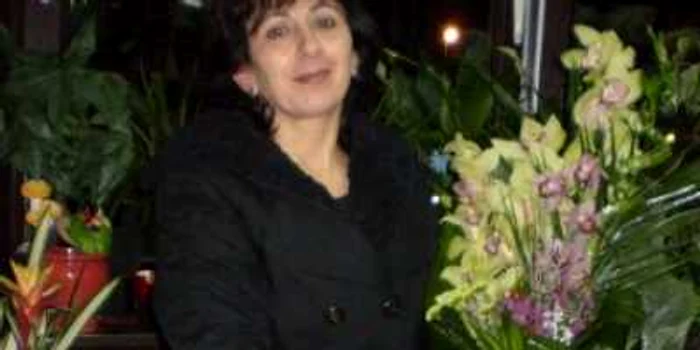 Slatina:Elena Păune face aranjamente florale la porţile spitalului