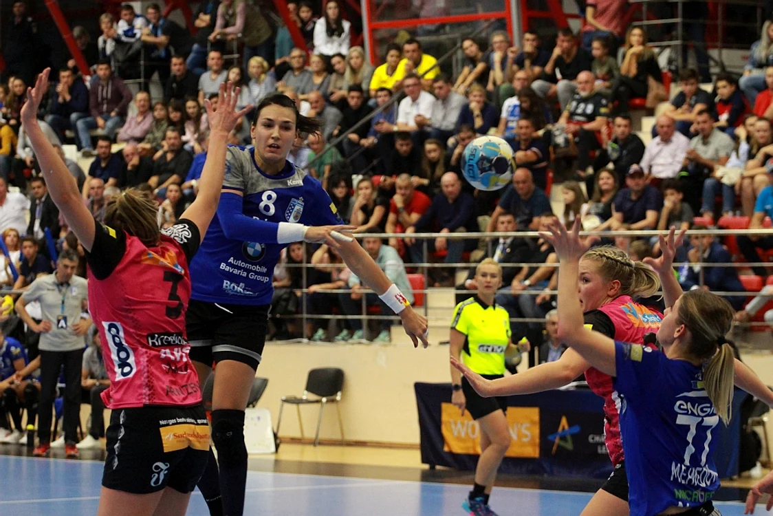 
    Cristina Neagu o angajează pe Majda Mehmedovic pe semicercFoto: Marian Burlacu  