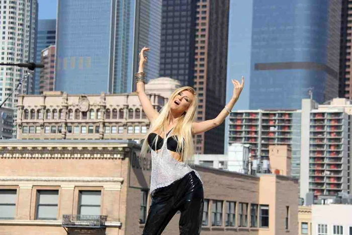 Andreea Bălan a încercat să uite de Michael distrându-se pe cinste la filmări