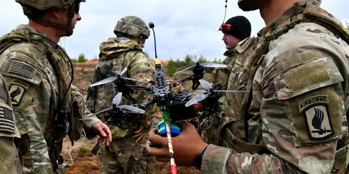 soldati americani cu drone jpg