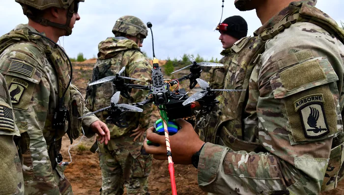 soldati americani cu drone jpg