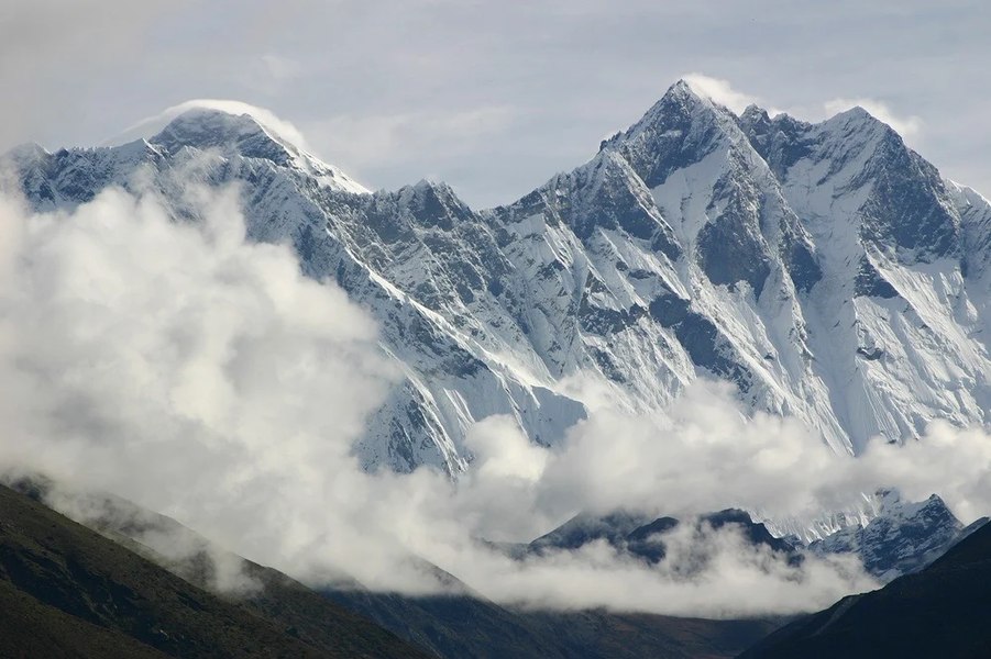 Everest nu mai este cel mai înalt munte din lume. Oamenii de știință au descoperit munți de 100 de ori mai înalți chiar pe pământ