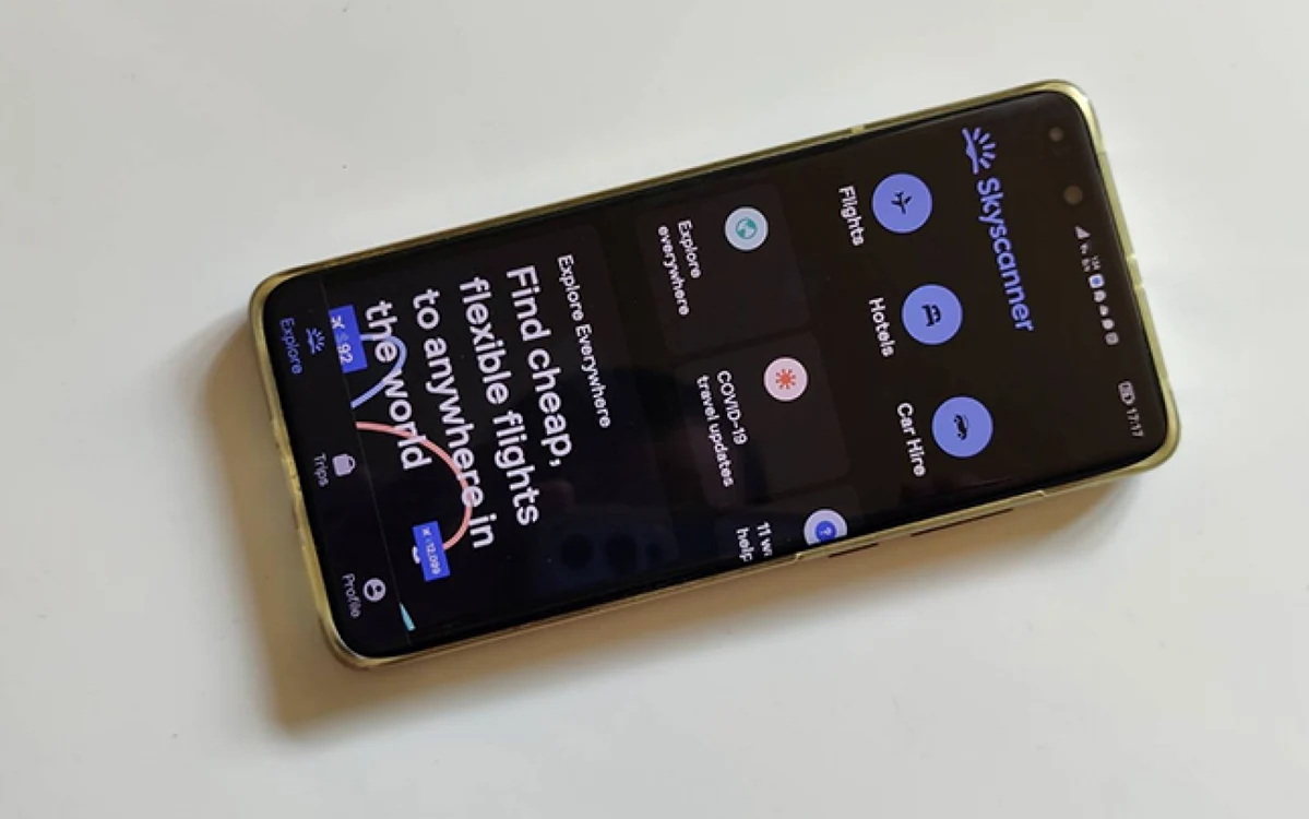 Skyscanner instalată pe un smartphone Huawei.