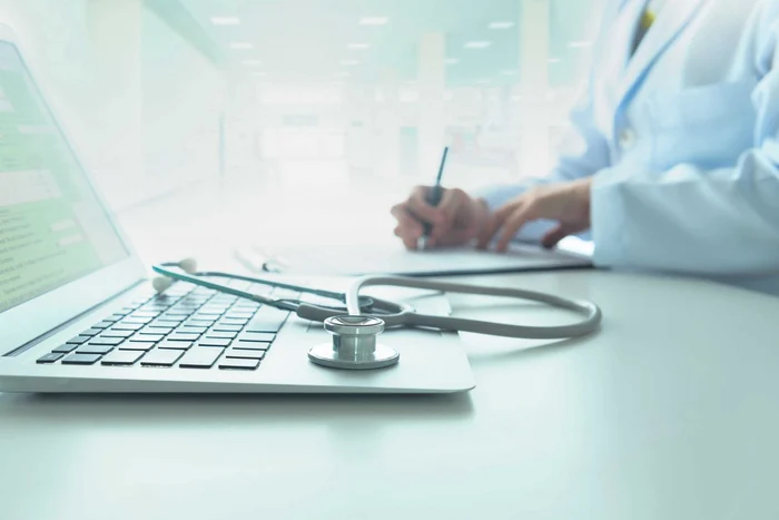 
    Un medic de familie din Dâmbovița este acuzat că a introdus în sistemul informatic de vaccinare zece persoane nevaccinate   