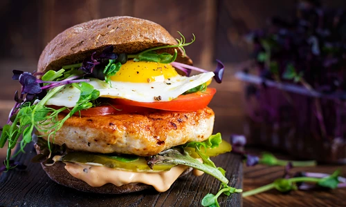 Reteta rapida  Burger de pui simplu şsi savuros  Sursa imagine shutterstock 1912933957 jpg