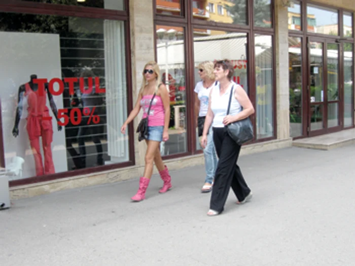 Hunedoara: Criza bate reducerile la colecţia de vară