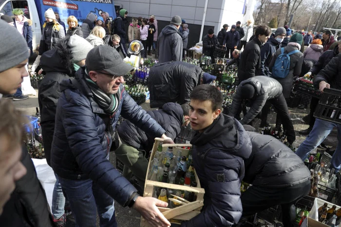 Ucrainenii pregatesc coctelirui Molotov FOTO EPA-EFE