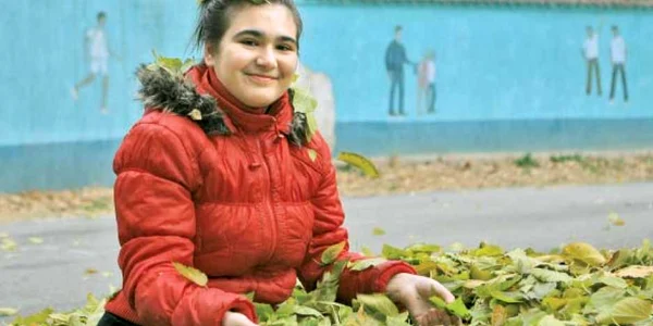 Monica Iordache are 14 ani  şi învaţă cu succes într-o şcoală obişnuită, în ciuda  diagnosticului de autism  