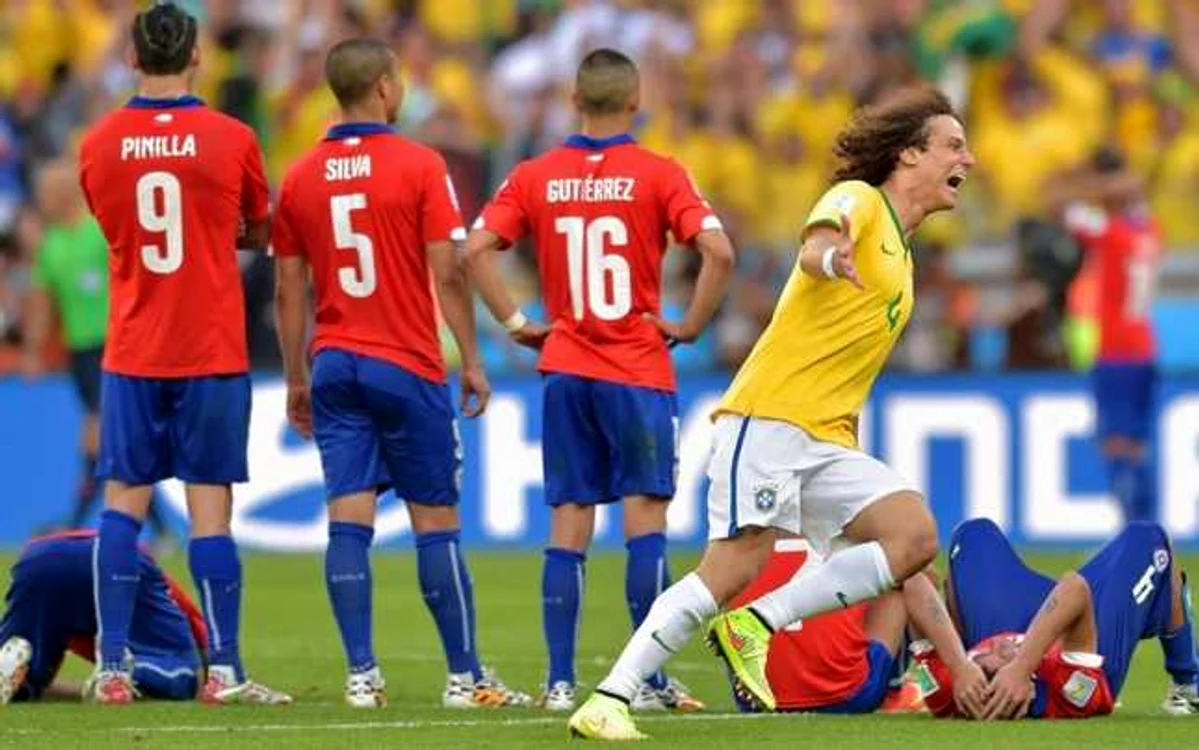 David Luiz (în galben), exuberant după succesul în faţa chilienilor FOTO Reuters