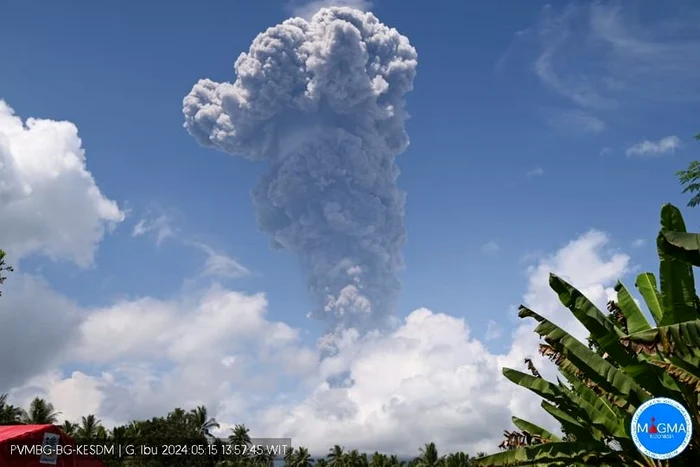 Vulcanul Ibu a erupt de mai multe ori la începutul acestei luni. FOTO Facebook John Bamforth