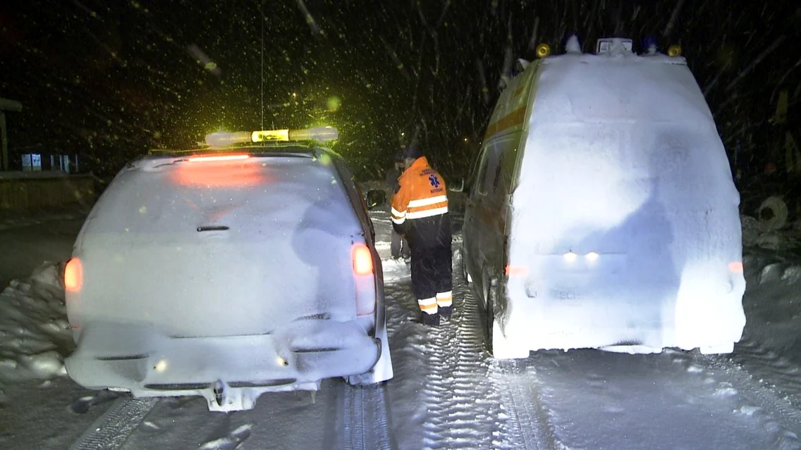 Ambulanţele îşi fac cu greu drum prin nămeţi 