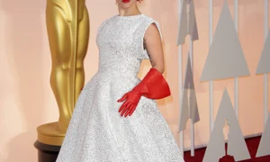 Lady Gaga a făcut senzație la Oscar 2015 atât cu vocea, cât și cu mănușile sale  jpeg