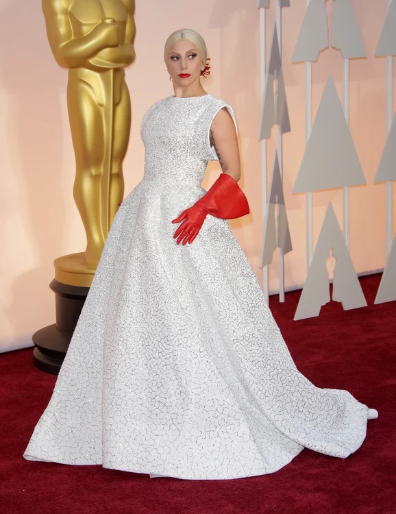 Lady Gaga a făcut senzație la Oscar 2015 atât cu vocea, cât și cu mănușile sale 