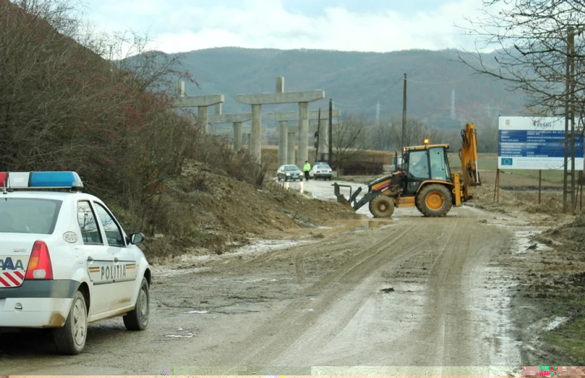 În zona şantierului autostrăzii alunecările de teren au dus la blocarea drumului. FOTO: glasul-hd.ro