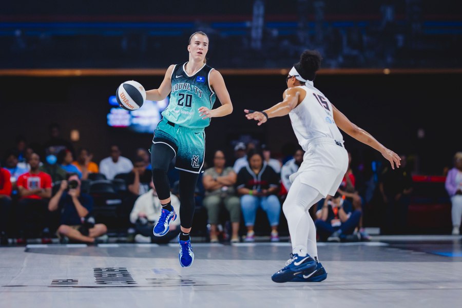 Românca Sabrina Ionescu face senzație în baschetul american. Ce nou record a stabilit VIDEO