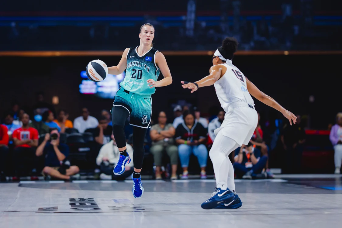Sabrina Ionescu (stânga), o jucătoare de excepție FOTO Brandon Todd/New York Liberty