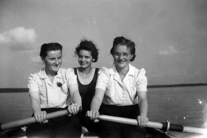 Femeile-gardian Helene Massar, Marga Löwenberg şi o altă colegă vâslesc pe lacul Schwedtsee. FOTO Daily Mail